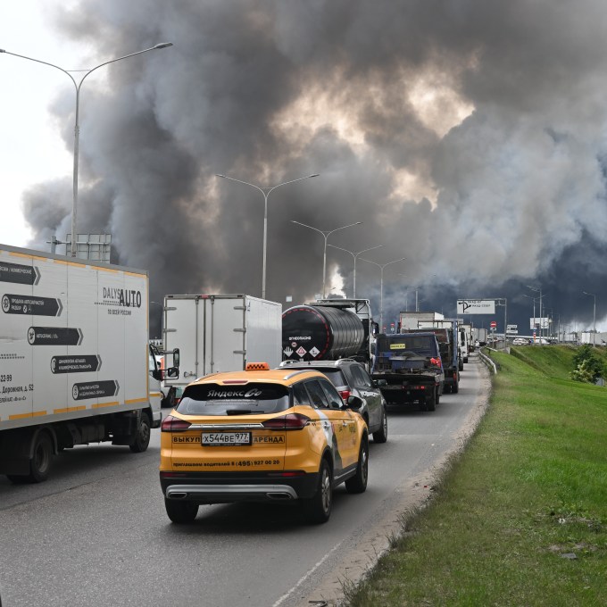 Novo ataque ucraniano incendeia refinaria e depósitos de combustível na Rússia