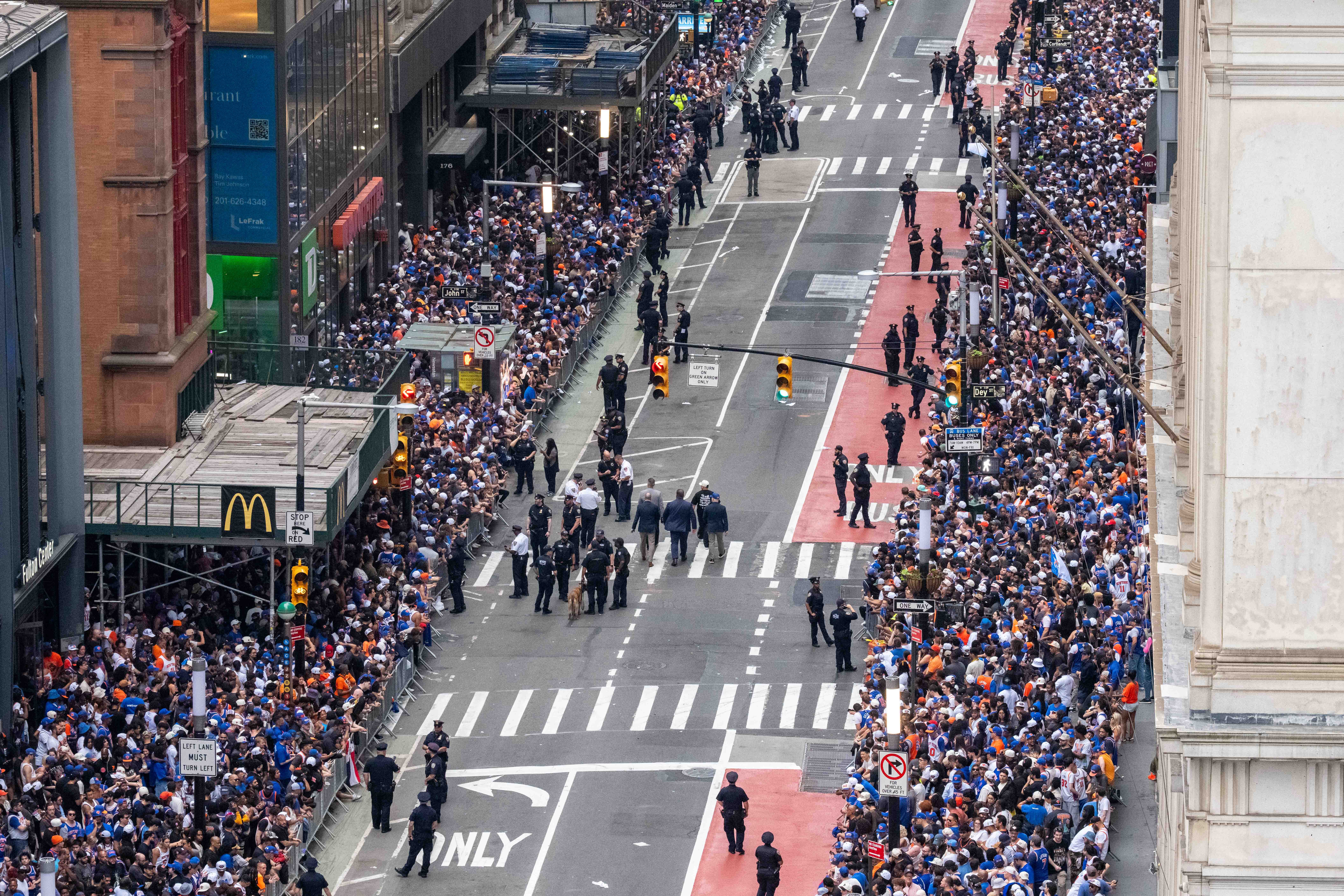 Após histórico título da NBA, Knicks comemora com torcedores em NY