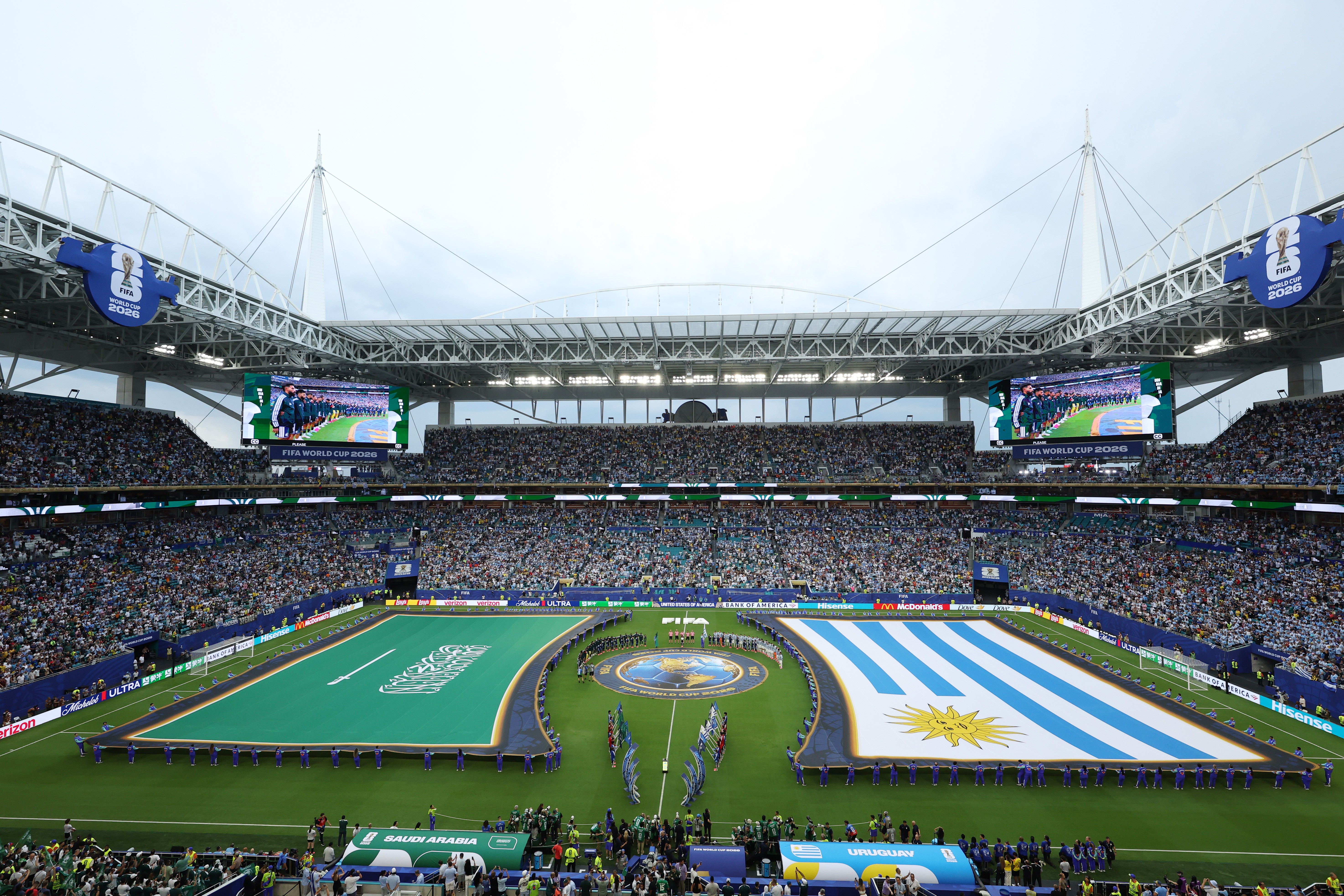 Entenda por que as bandeiras da Arábia Saudita e do Iraque não tocam o gramado