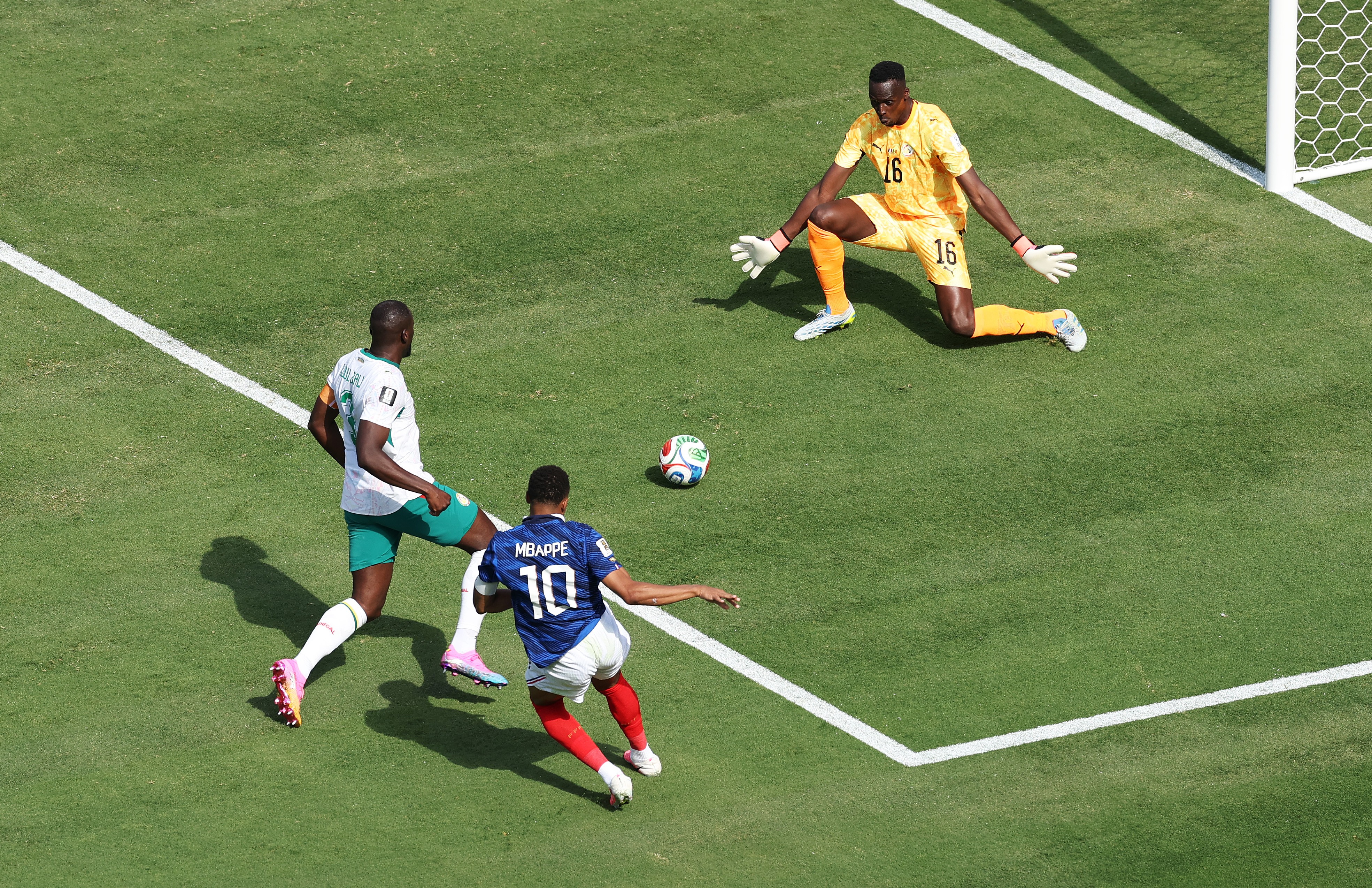 Palco da final: gramado ruim de França x Senegal chama a atenção nas redes sociais