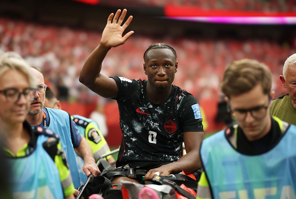 Jogador do Canadá quebra a perna durante partida contra o Catar