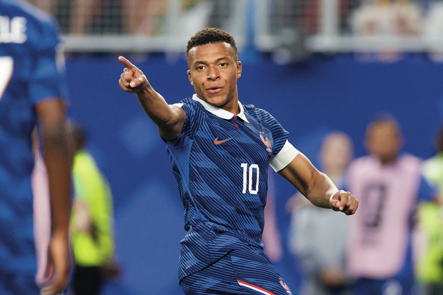 Kylian Mbappé é flagrado assistindo a filme brasileiro que divide opiniões