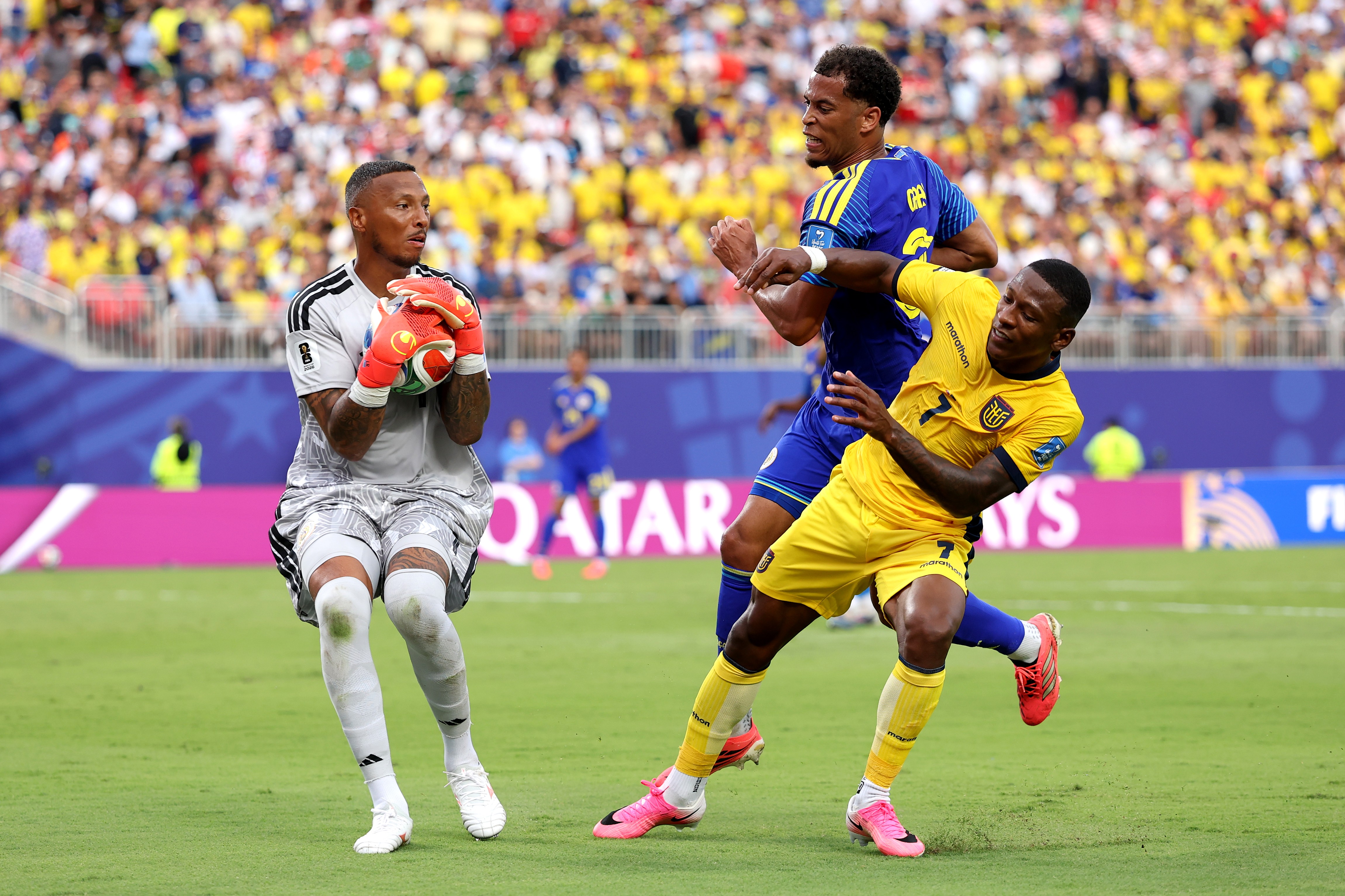 Novo Vozinha? Goleiro de Curaçao garante empate e primeiro ponto da estreante em Copas