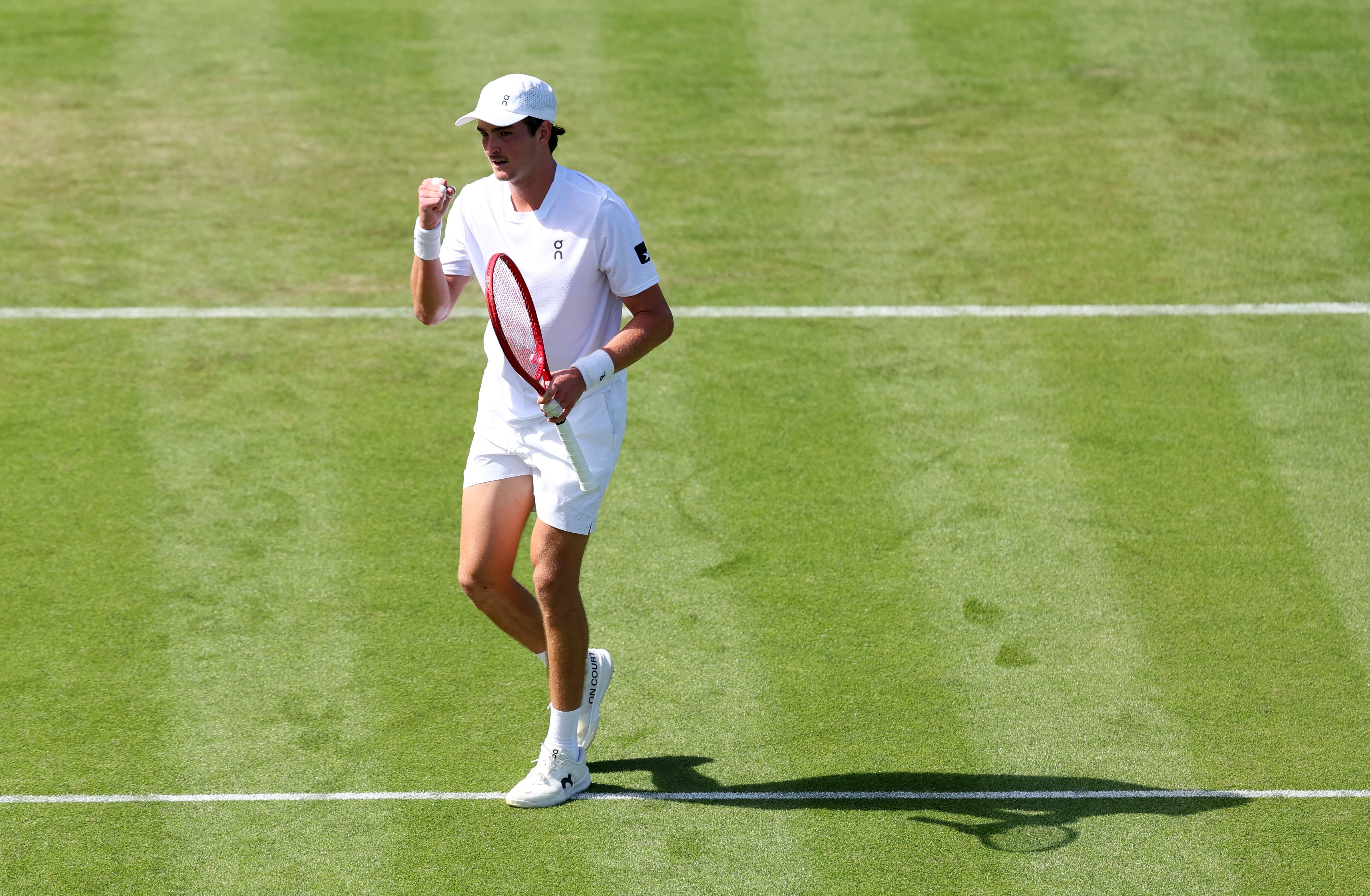 João Fonseca estreia em Wimbledon com vitória sobre ex-número 9 do ranking
