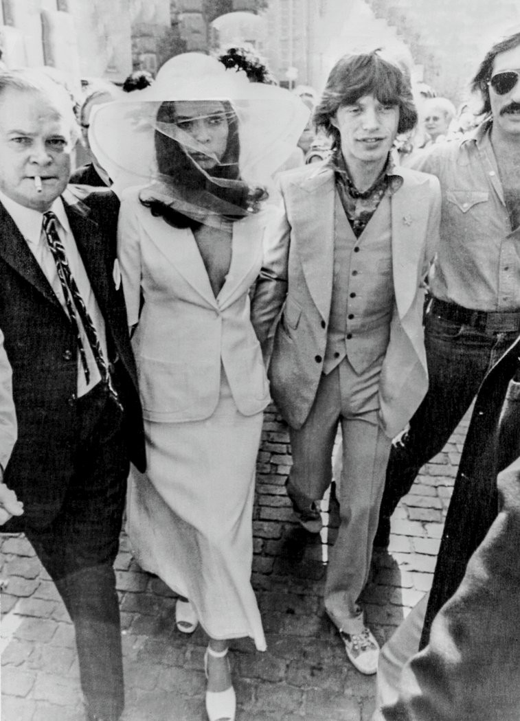 REVOLU&Ccedil;&Atilde;O&ensp;- Bianca indo ao altar com Mick Jagger: at&eacute; hoje, aquele corte &eacute; exemplo de ousadia