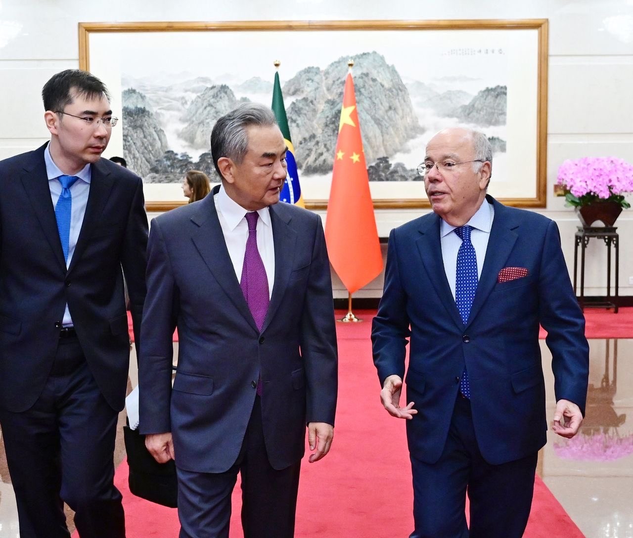 China e Brasil devem ‘repelir conjuntamente desafios externos’, diz Pequim a Mauro Vieira