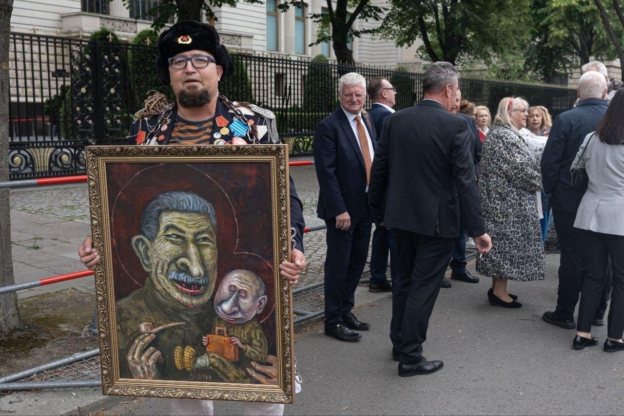 Artista russo crítico de Putin é morto a tiros no leste da Polônia