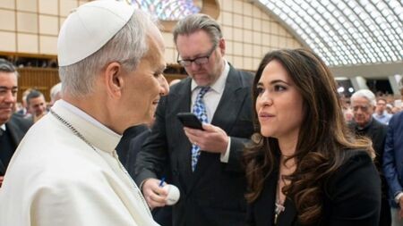 Papa Leão XIV nomeia primeira mulher para comandar comunicação do Vaticano