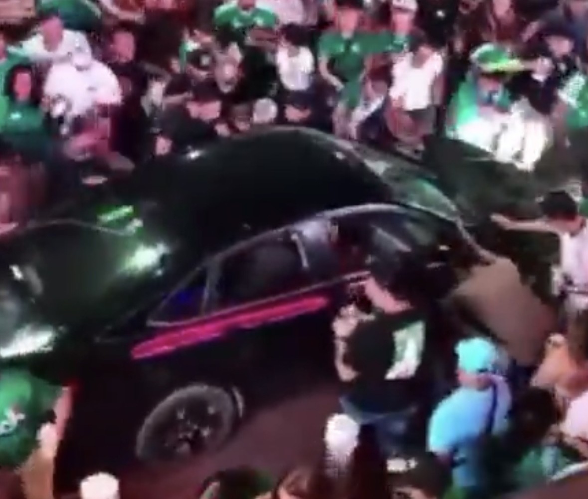 Vídeo: motorista atropela torcedores que comemoravam vitória do México em jogo da Copa