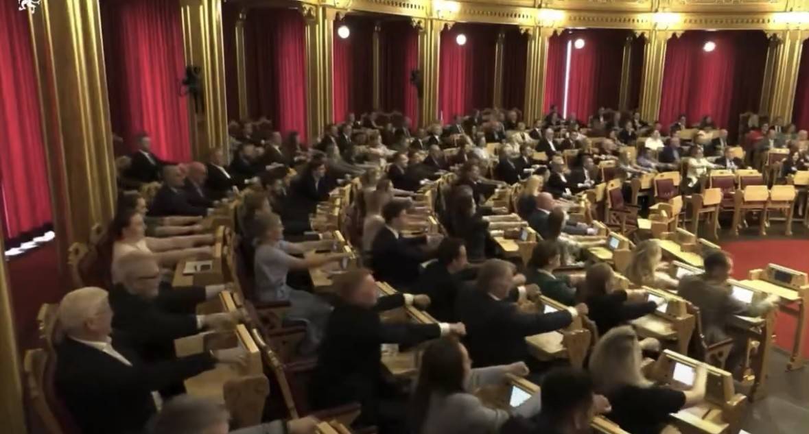 Vídeo: Parlamento da Noruega faz ‘remada viking’ na torcida pela seleção na Copa do Mundo