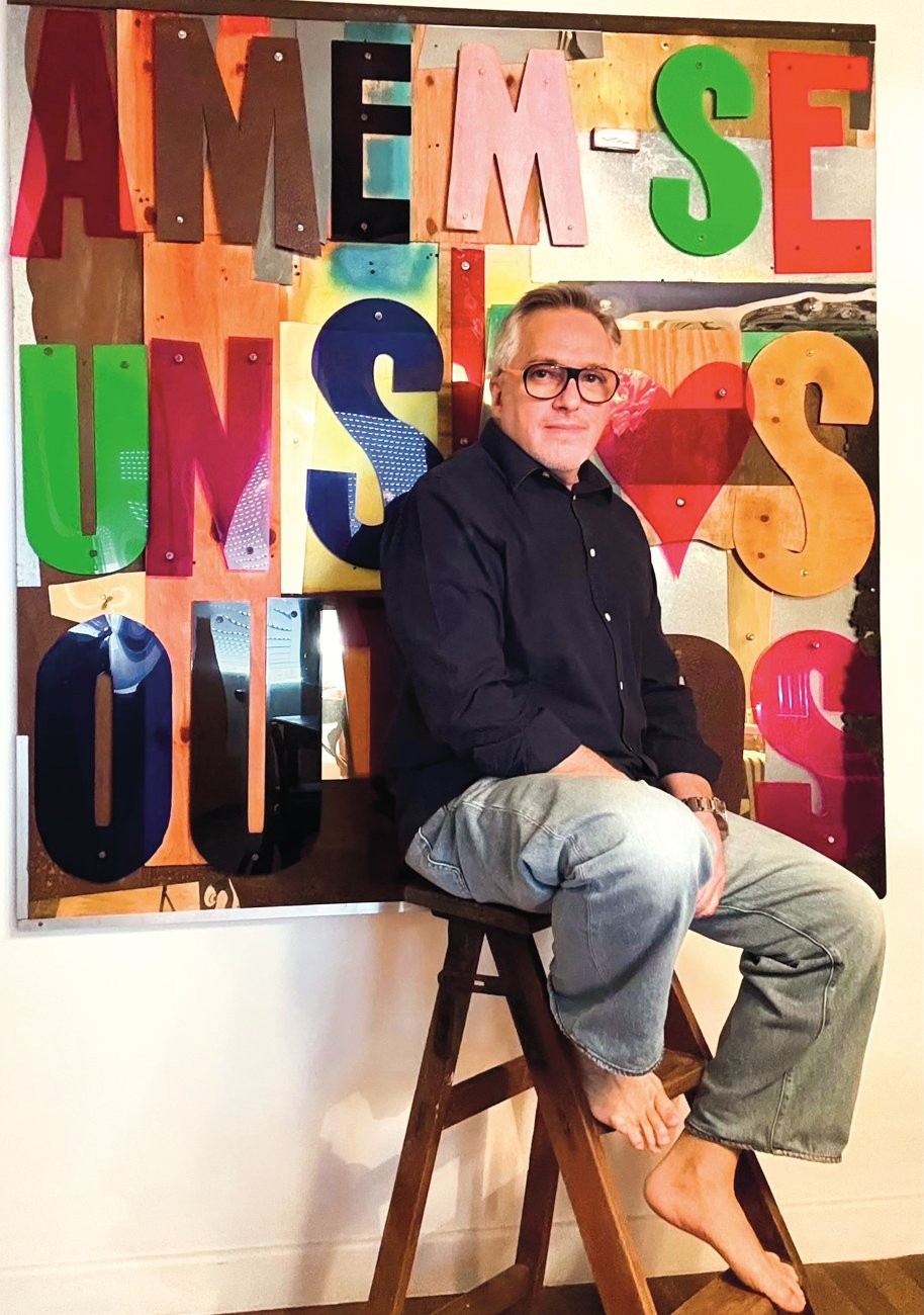 CERCADO PELO BELO - O comunicador visual Murilo Tavares, 62 anos, descobriu seu pendor para a est&eacute;tica frequentando exposi&ccedil;&otilde;es e, mais tarde, comprando quadros. &ldquo;Encontro nisso um alimento para a alma&rdquo;, afirma.