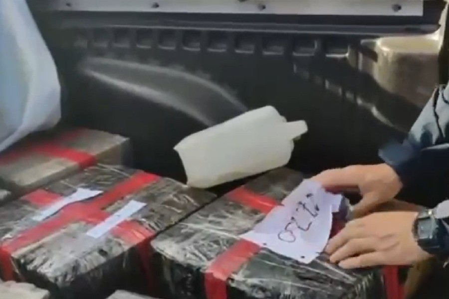 Motorista de picape bate na Dutra, foge e deixa 250 kg de maconha na caçamba