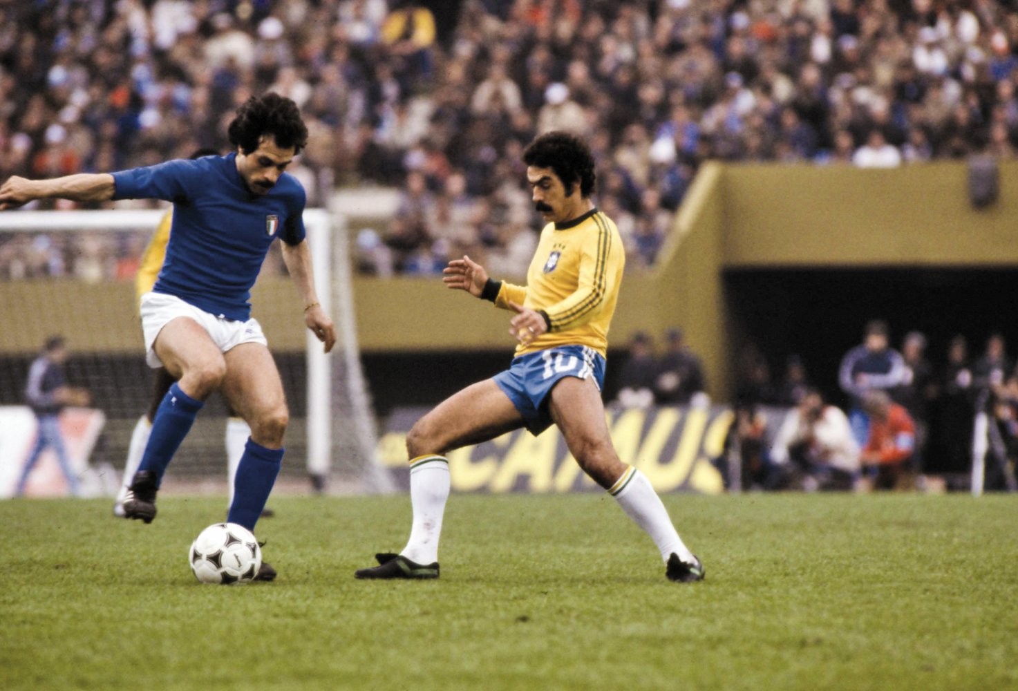 DORES -&ensp;Rivellino na disputa do terceiro lugar, em 1978: pouco tempo