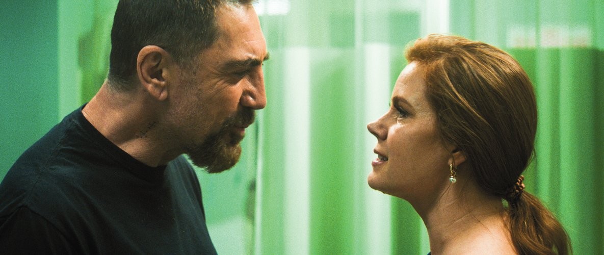 CONFRONTO -&ensp;Com Amy Adams na nova produ&ccedil;&atilde;o: viol&ecirc;ncia s&oacute; em cena