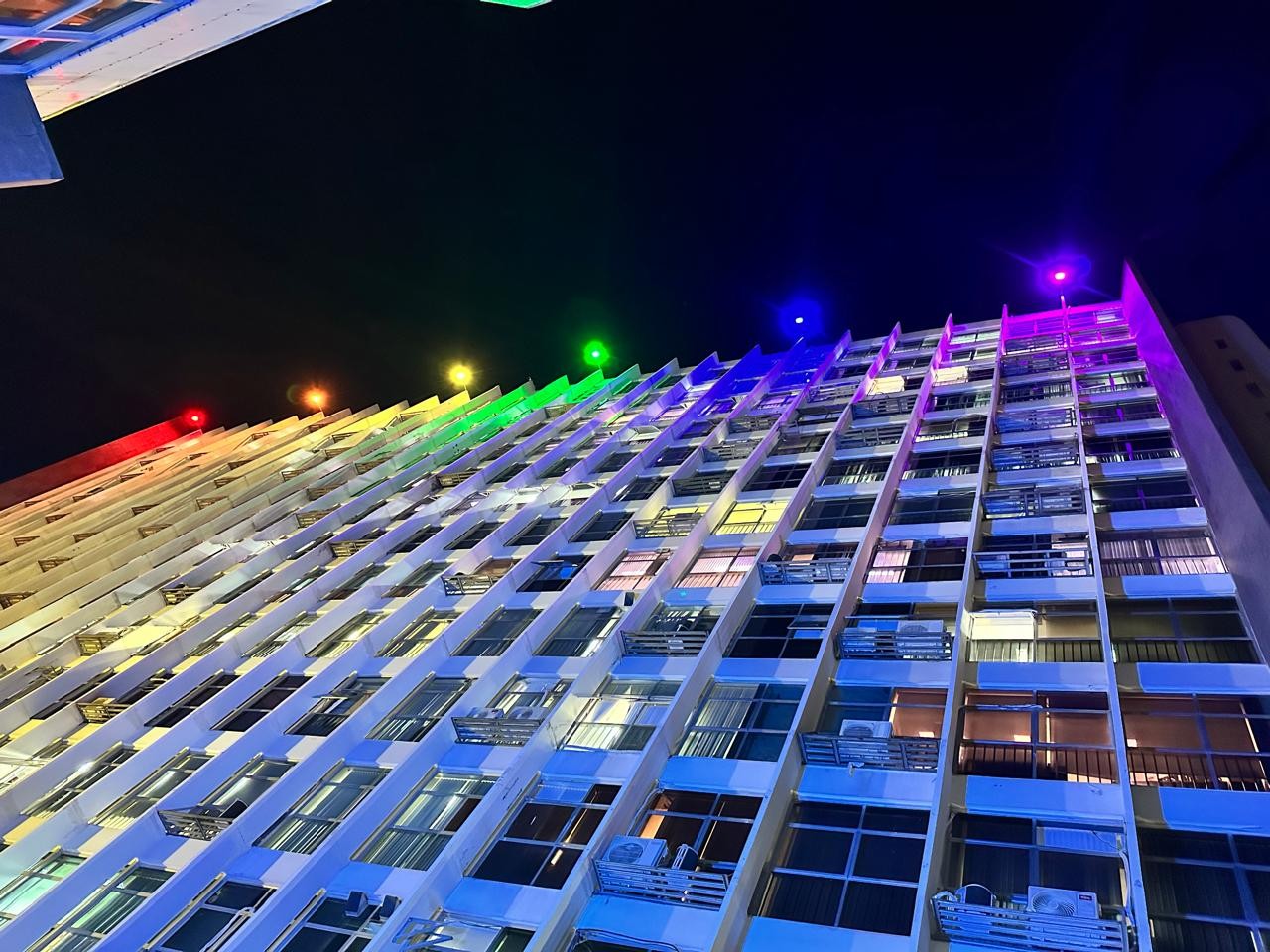 STM se ilumina em homenagem ao mês do Orgulho LGBT pela primeira vez em mais de 200 anos