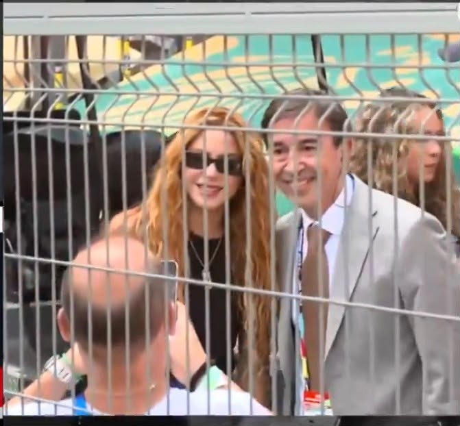 Repórter interrompe transmissão da Copa para tirar foto com Shakira