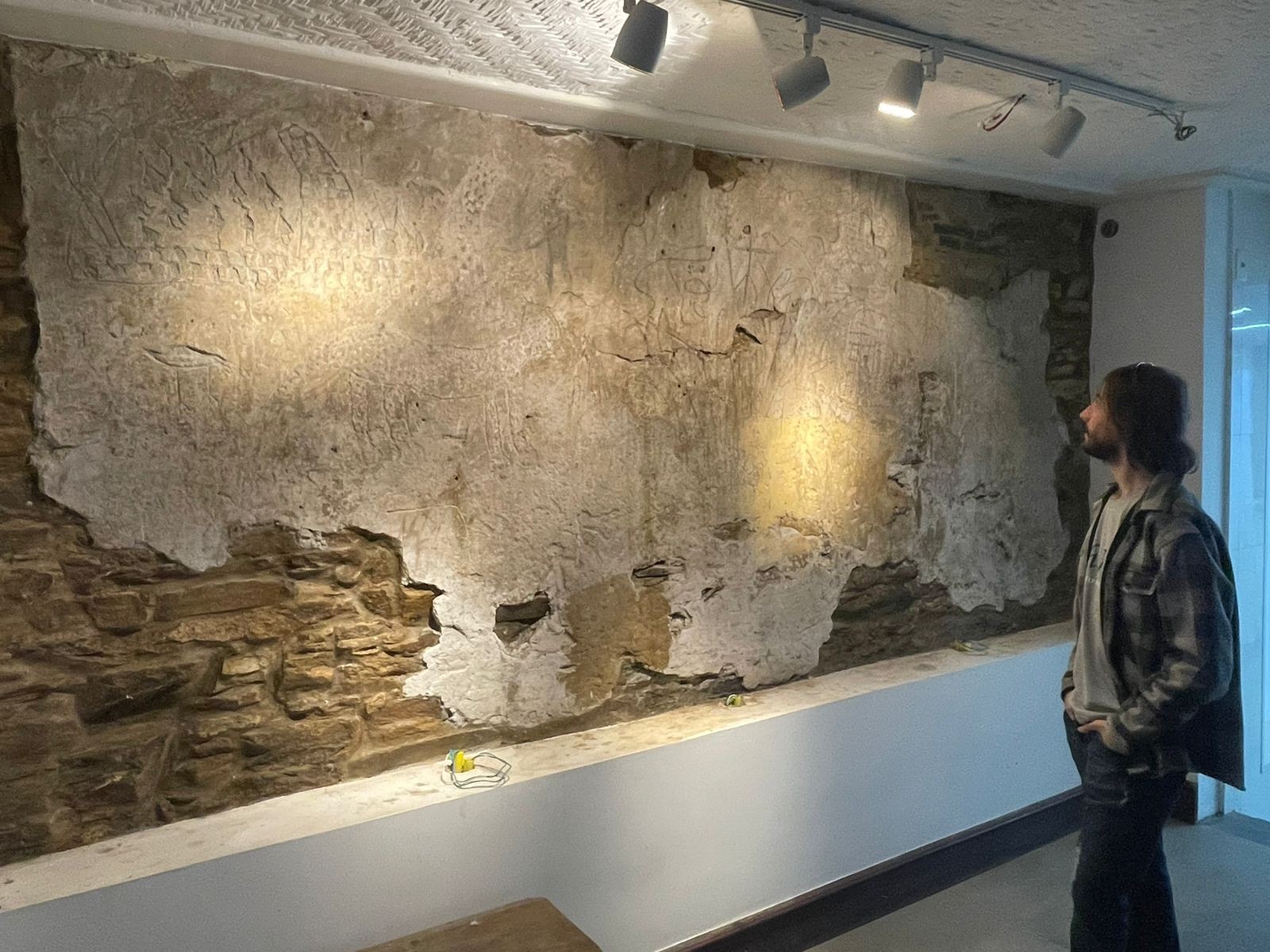Desenhos atribuídos a escravizados intrigam arqueólogo em Ouro Preto
