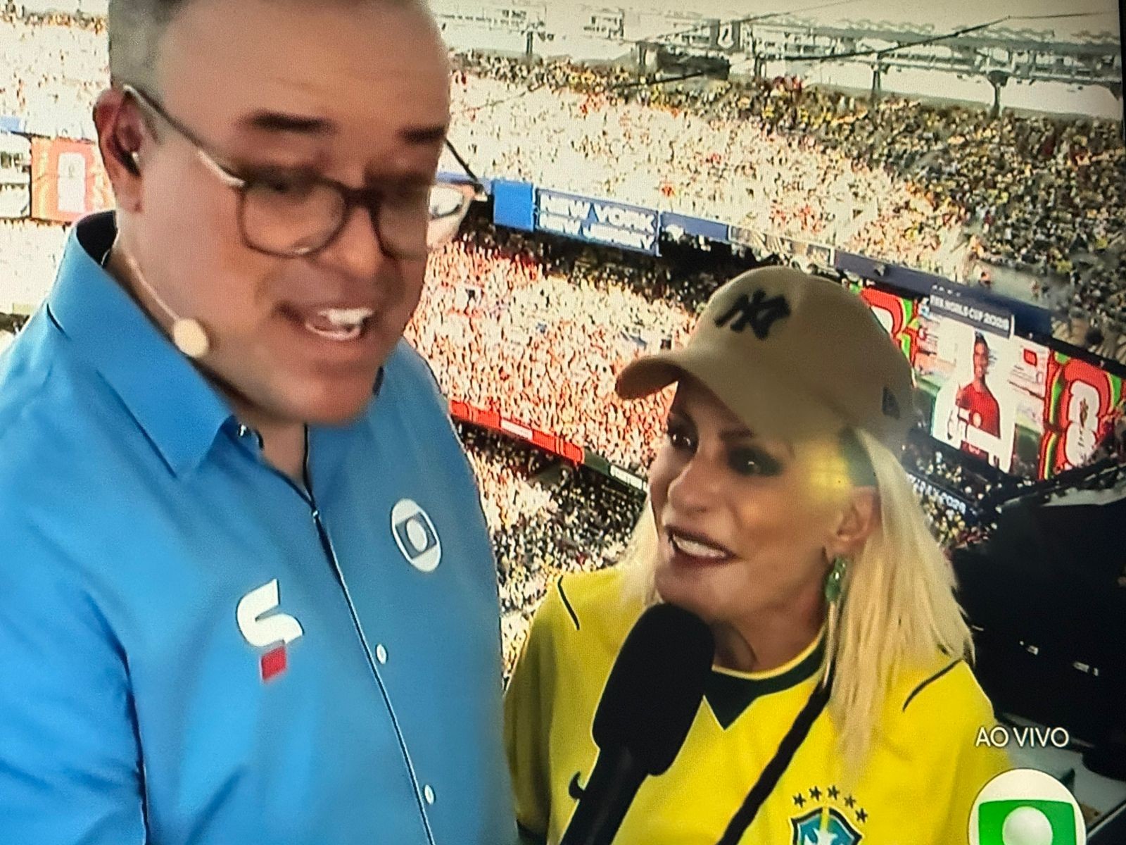 Ana Maria Braga ‘invade’ cabine da Globo antes do jogo do Brasil na Copa