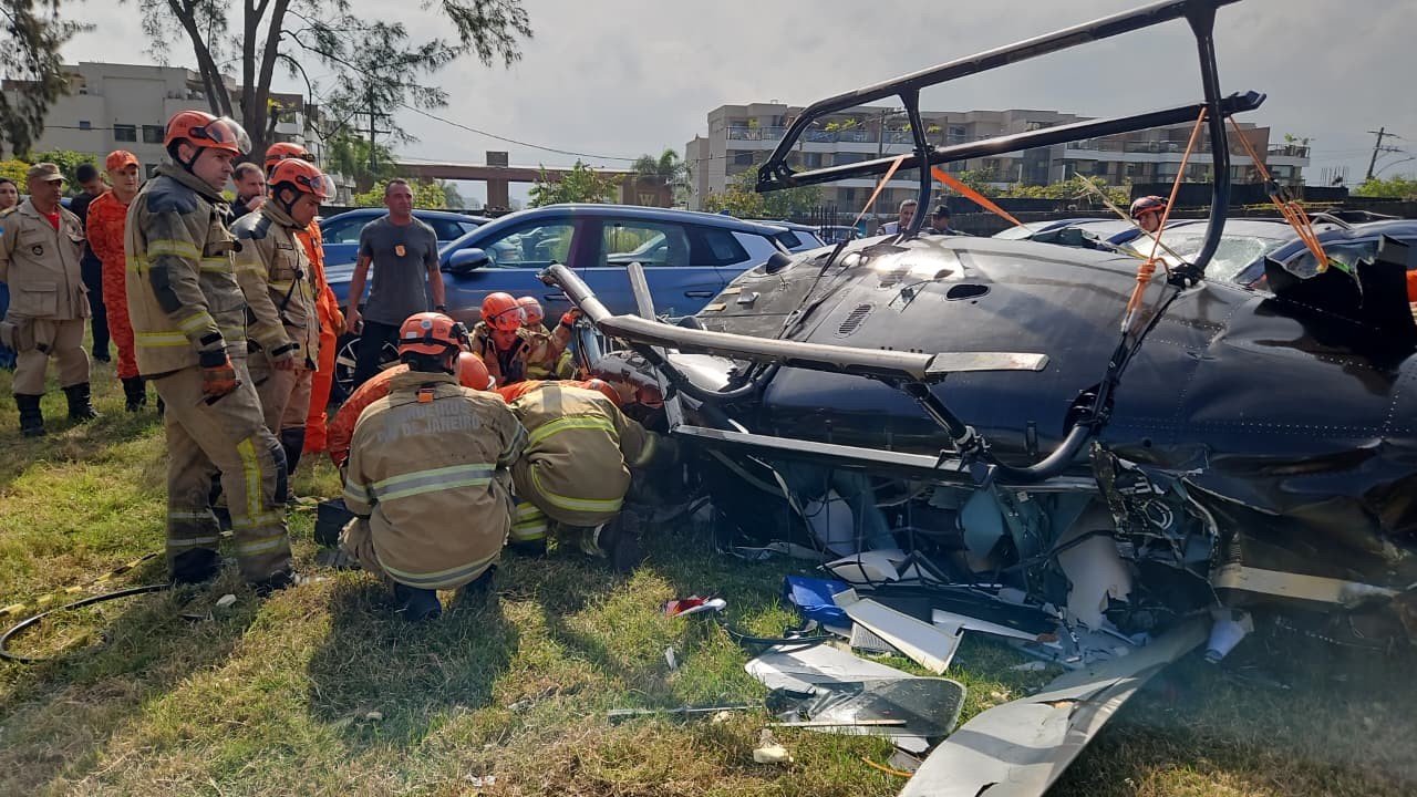 Vídeo: queda de helicópteros deixa seis mortos no Recreio dos Bandeirantes, no Rio de Janeiro