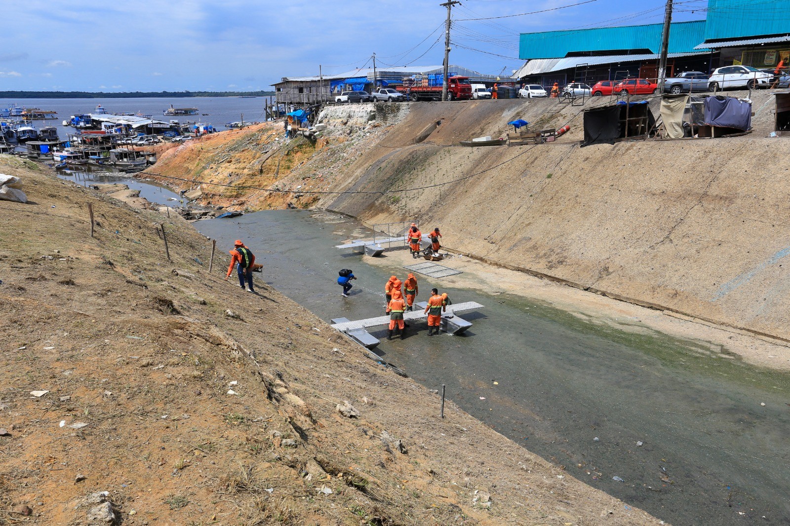 Manaus quer ampliar ecobarreiras para dimunir poluição nos rios