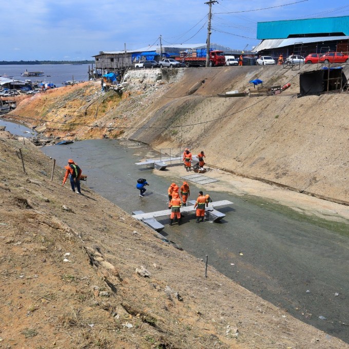 Manaus quer ampliar ecobarreiras para dimunir poluição nos rios