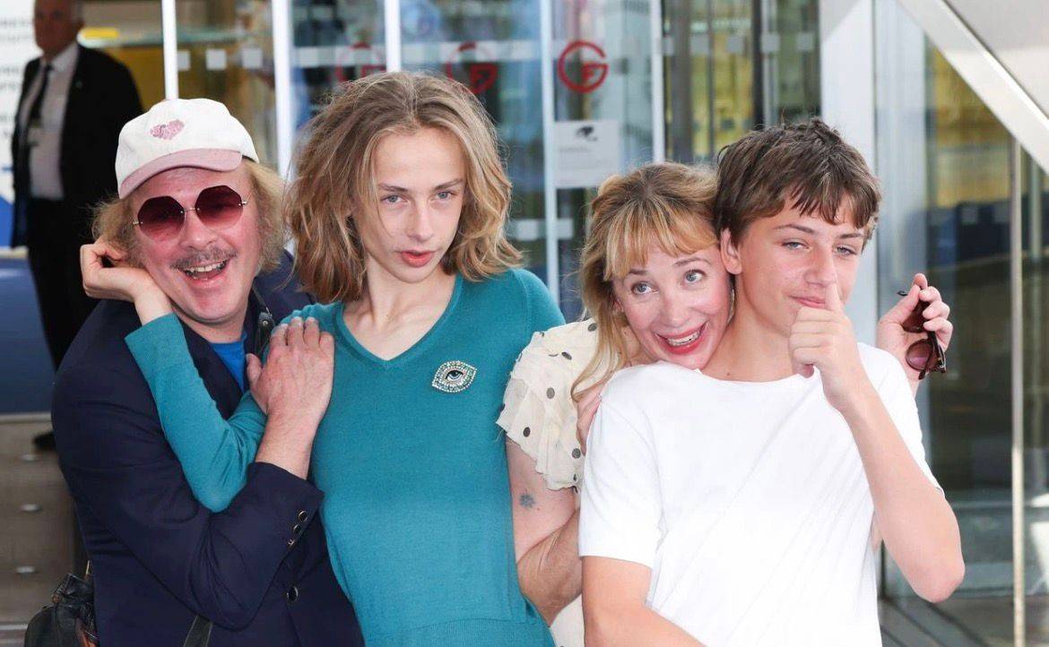 Atriz francesa Julie Depardieu chama atenção em aparição com os filhos