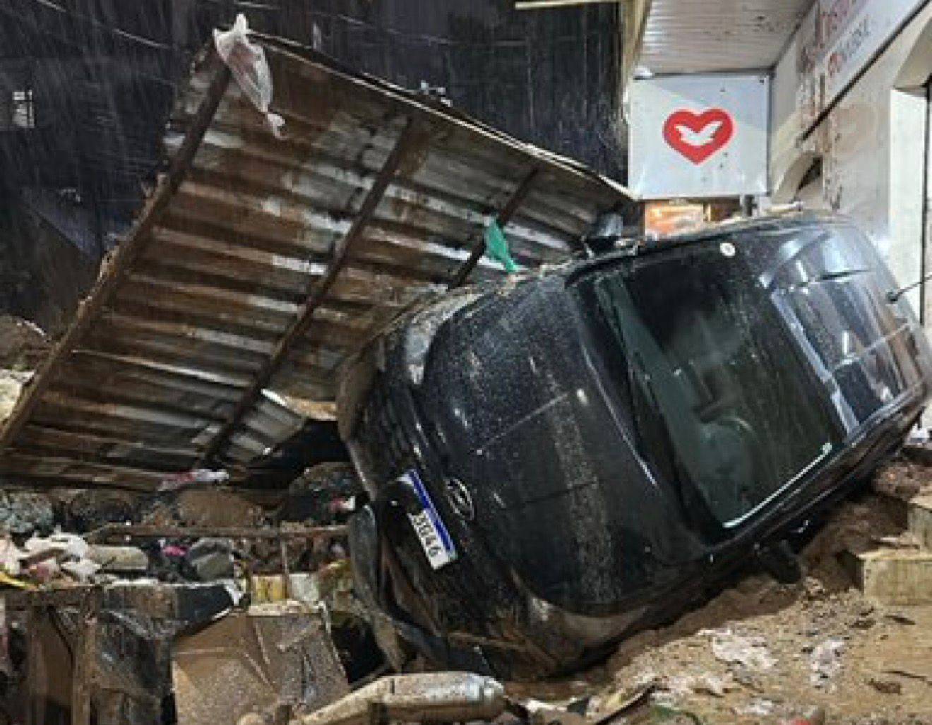 Vídeo: chuvas intensas causam estragos no Rio; Rocinha é o bairro mais afetado