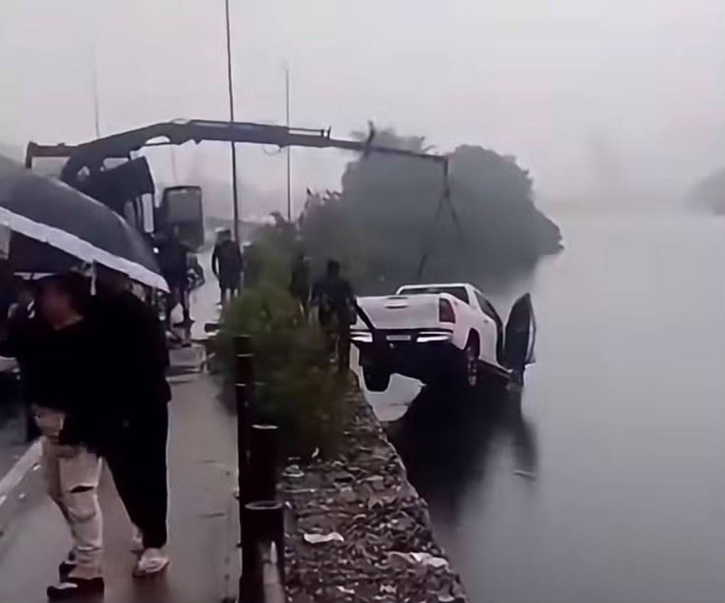 A reação de família de casal que morreu após carro despencar de viaduto na Barra da Tijuca
