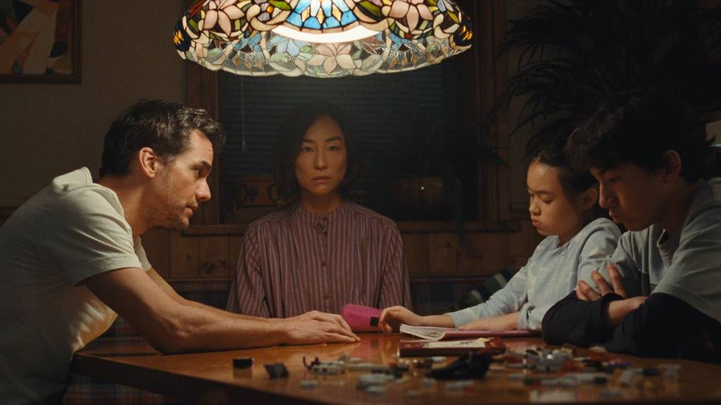 Filme de terror com Wagner Moura e Greta Lee ganha 1º trailer