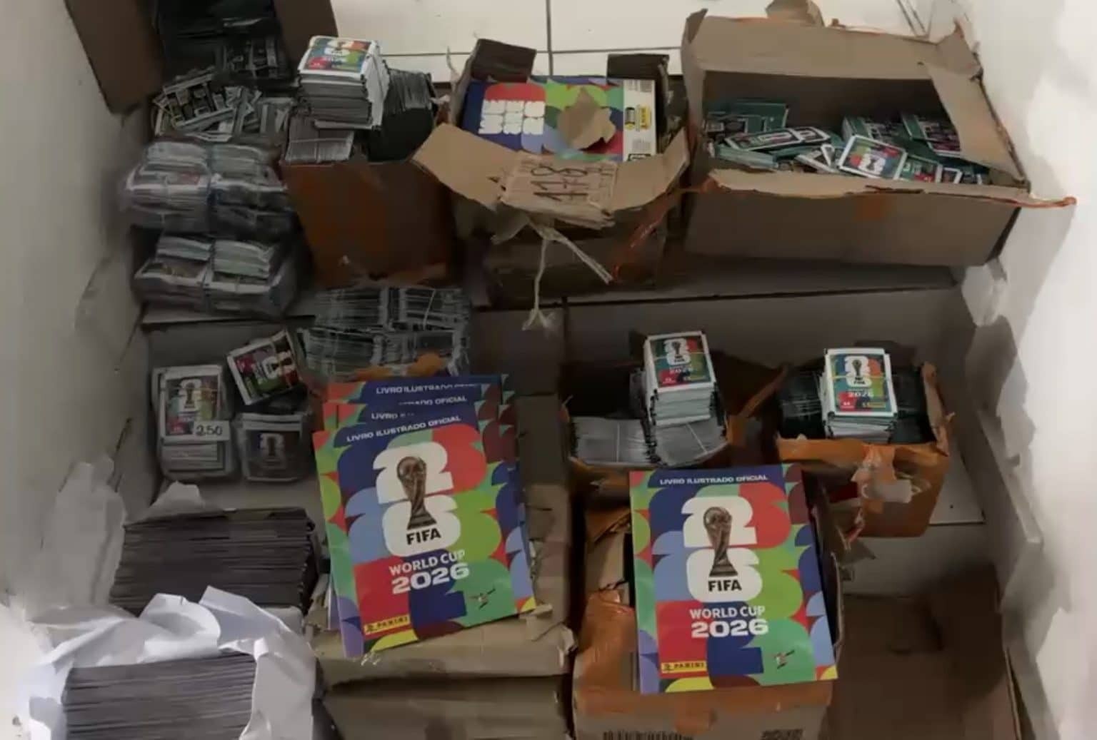 Polícia Civil de SP apreende 50.000 figurinhas e álbuns da Copa falsificados