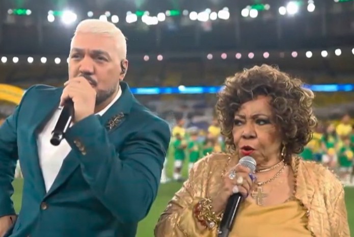 Alcione dá resposta bem-humorada para críticas à trapalhada no Hino Nacional