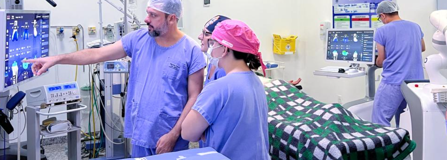 Robô cirúrgico chinês estreia no Brasil em operação inédita de joelho