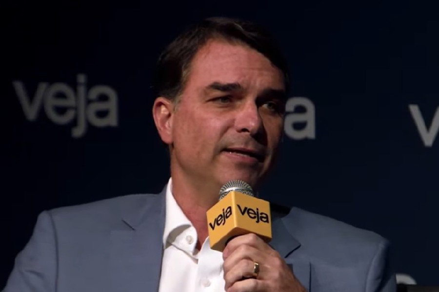 A resposta de Flávio Bolsonaro a críticas ao Bolsa Família