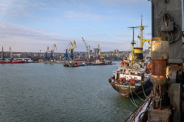 Ataque ucraniano ‘limita significativamente’ uso de porto ocupado pela Rússia desde 2022
