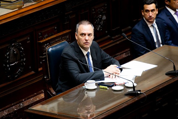 Suspeito de irregularidades, chefe de gabinete de Milei diz que fez fortuna com criptomoedas