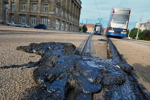 Onda de calor derrete asfalto e paralisa transporte em cidade da Alemanha