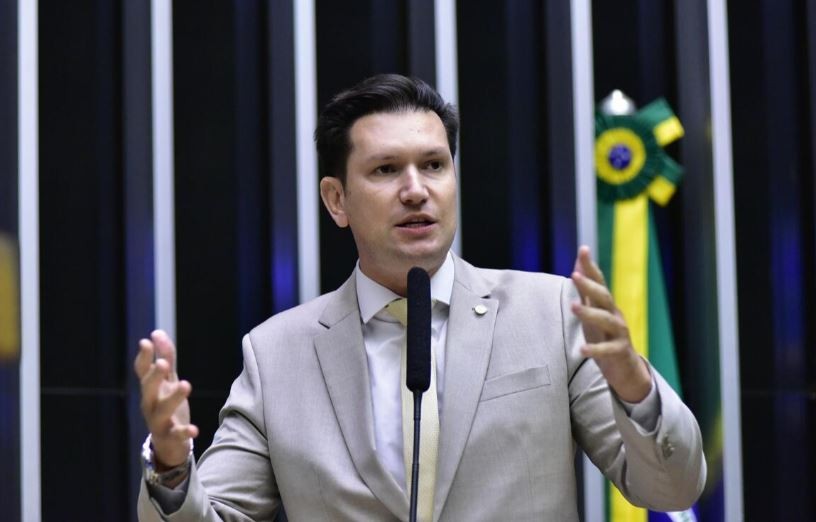 Deputado evita colocar lenha na fogueira em crise entre Zema e cúpula do Novo de SC