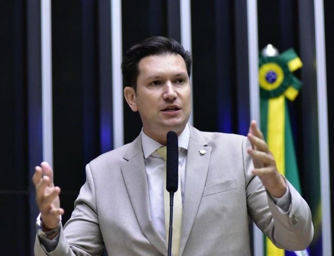 Deputado evita colocar lenha na fogueira em crise entre Zema e cúpula do Novo de SC