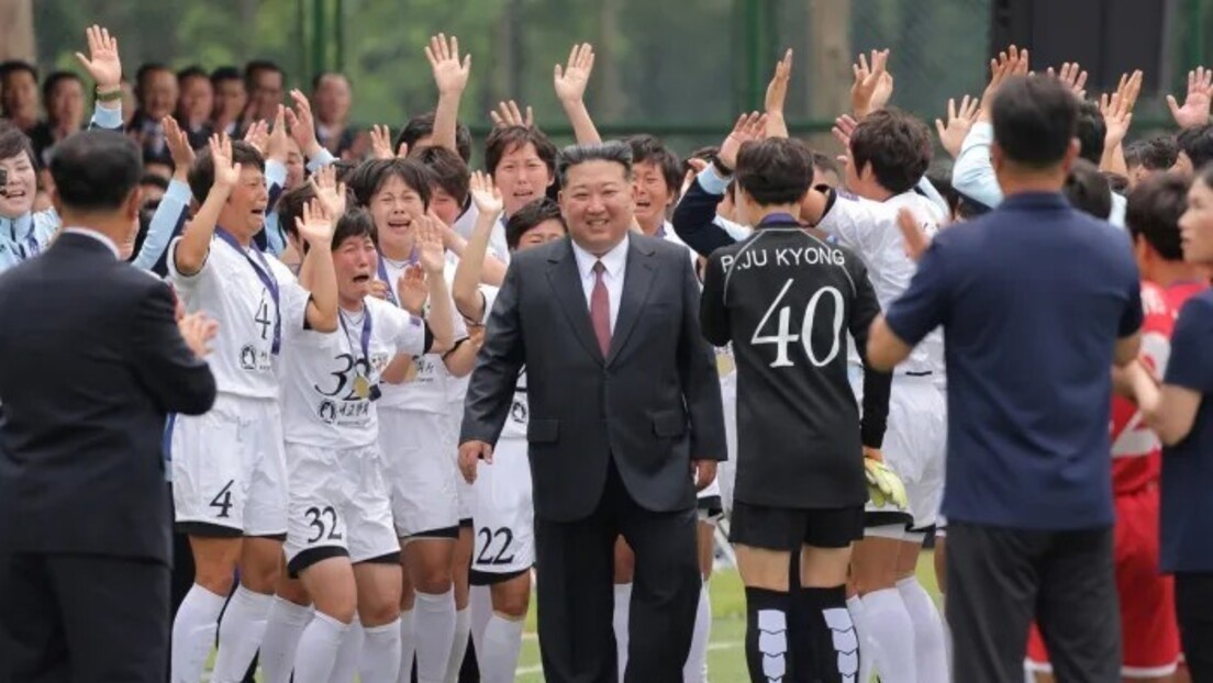 O choro de jogadoras ao lado de líder norte-coreano Kim Jong-un