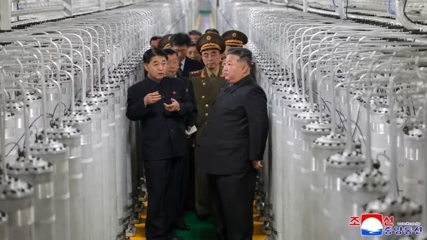 Kim Jong-un exibe nova fábrica nuclear e promete ampliar arsenal da Coreia do Norte