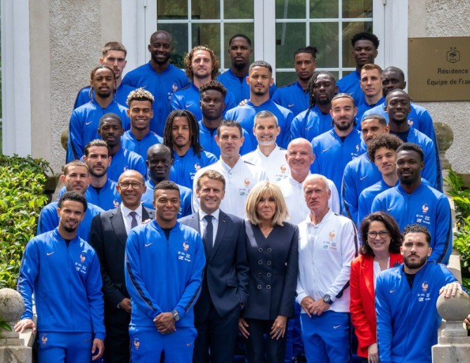 O gesto de Macron com Mbappé durante visita à seleção francesa antes da Copa