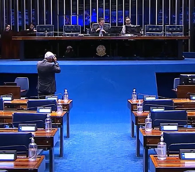 Com plenário vazio, Senado aprova lei que dificulta aborto por crianças e adolescentes