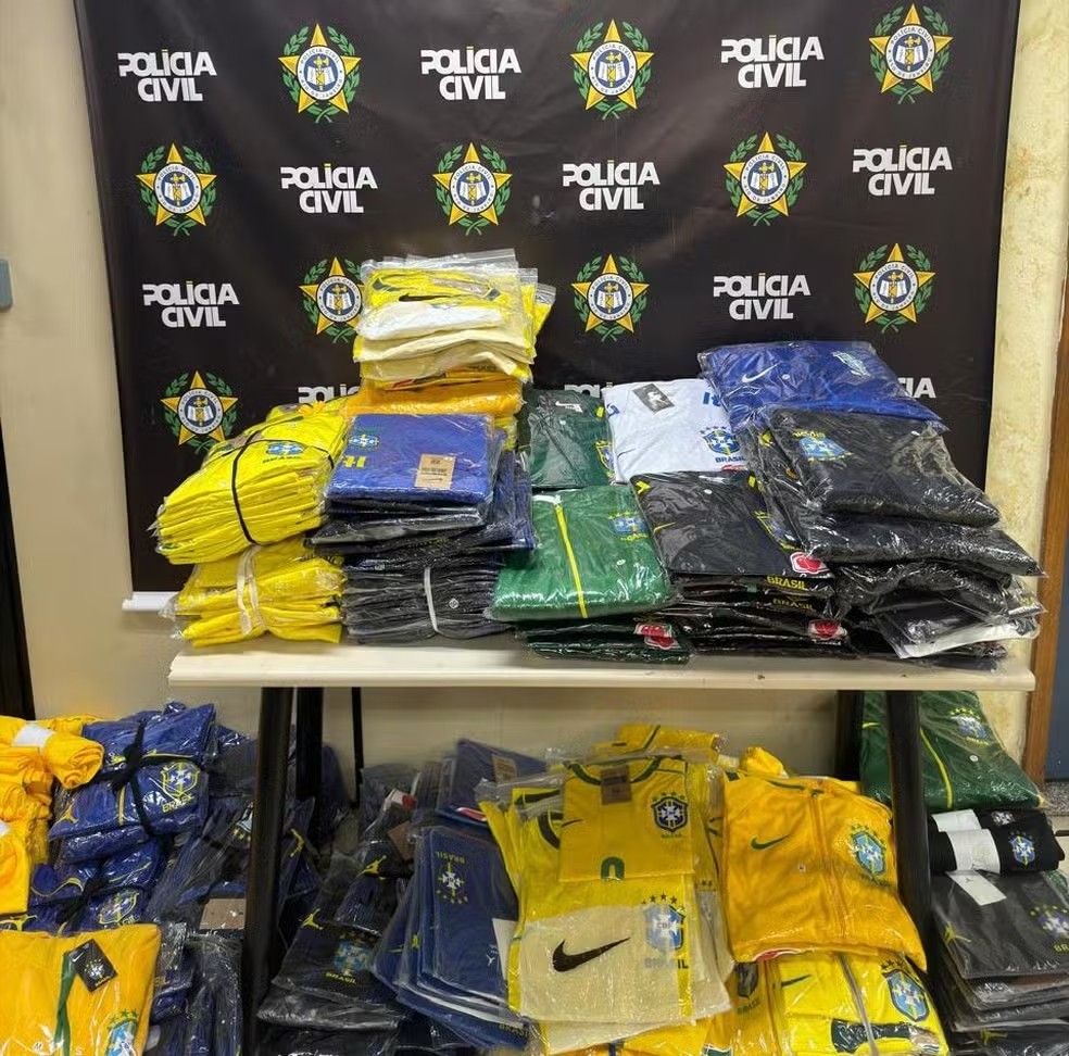 Ônibus com 2 mil camisas falsificadas da seleção brasileira é interceptado no Rio