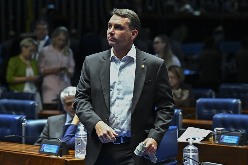 Repercussão de notas fiscais trouxe boa e má notícia para Flávio Bolsonaro