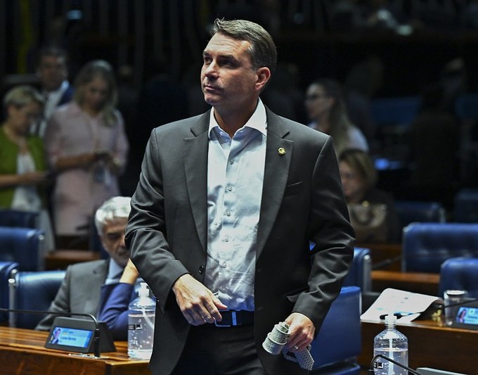 Repercussão de notas fiscais trouxe boa e má notícia para Flávio Bolsonaro