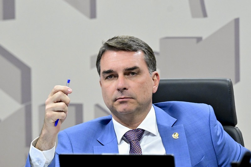 Flávio Bolsonaro irá prestar depoimento à PF em inquérito sobre calúnia contra Lula