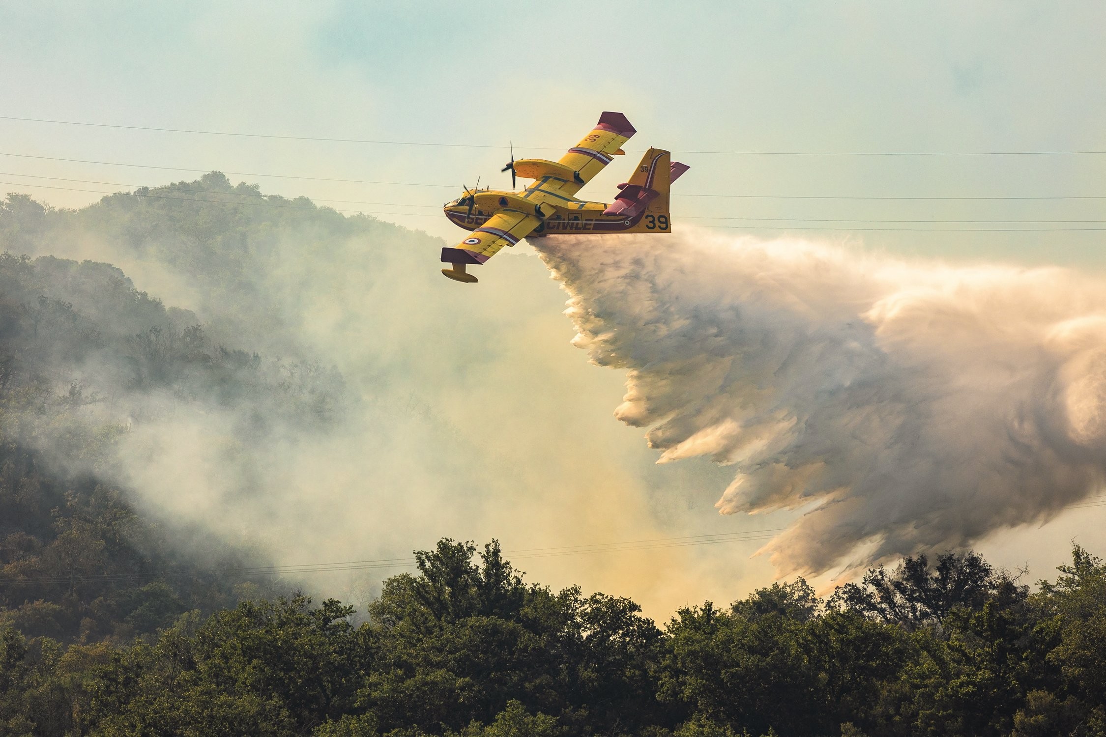CHAPA QUENTE - A corrida contra inc&ecirc;ndio no sul da Fran&ccedil;a, na semana passada: fen&ocirc;meno exacerba intemp&eacute;ries, do fogo &agrave;s inunda&ccedil;&otilde;es