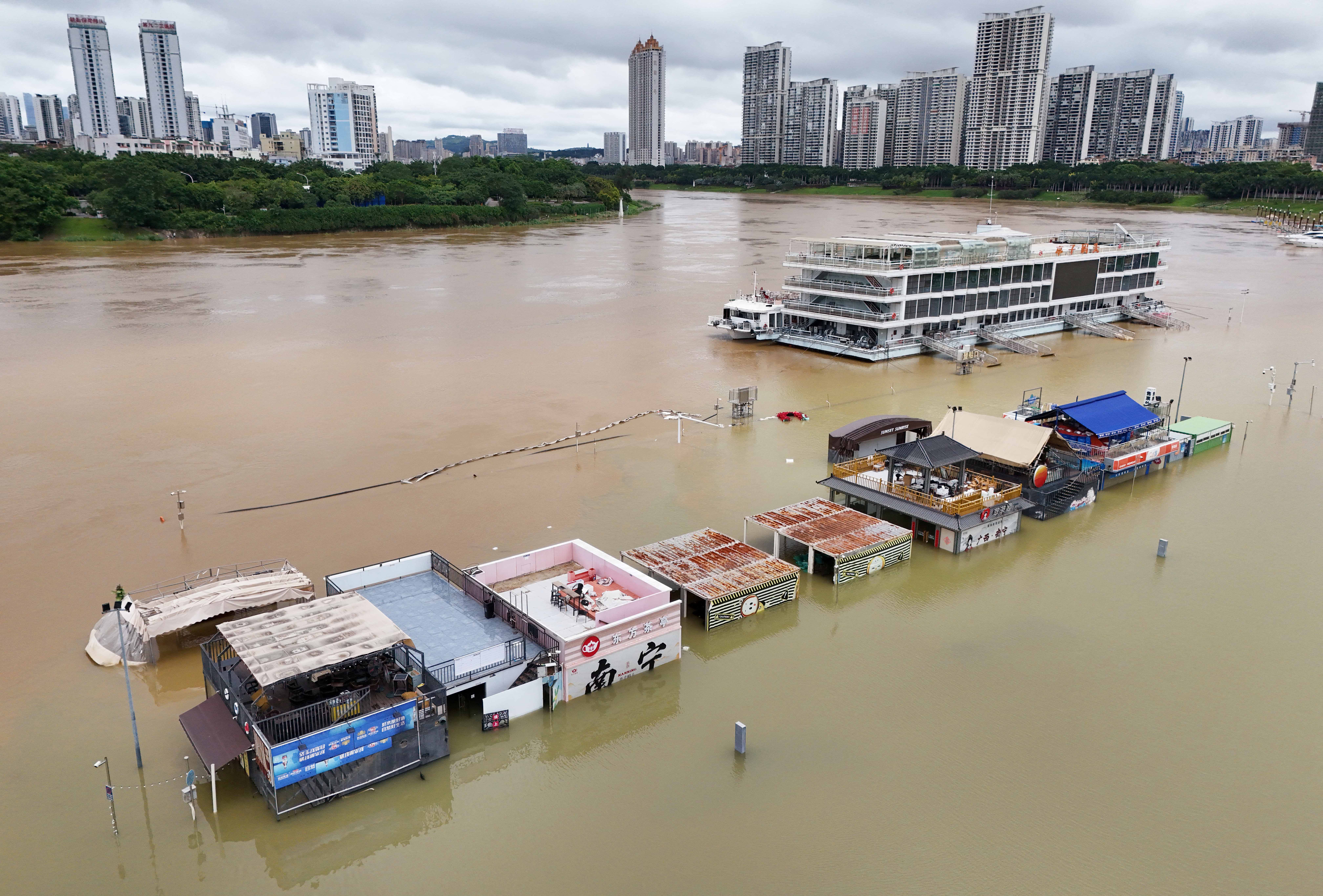 Tempestades com tornados e deslizamentos matam 15 pessoas na China