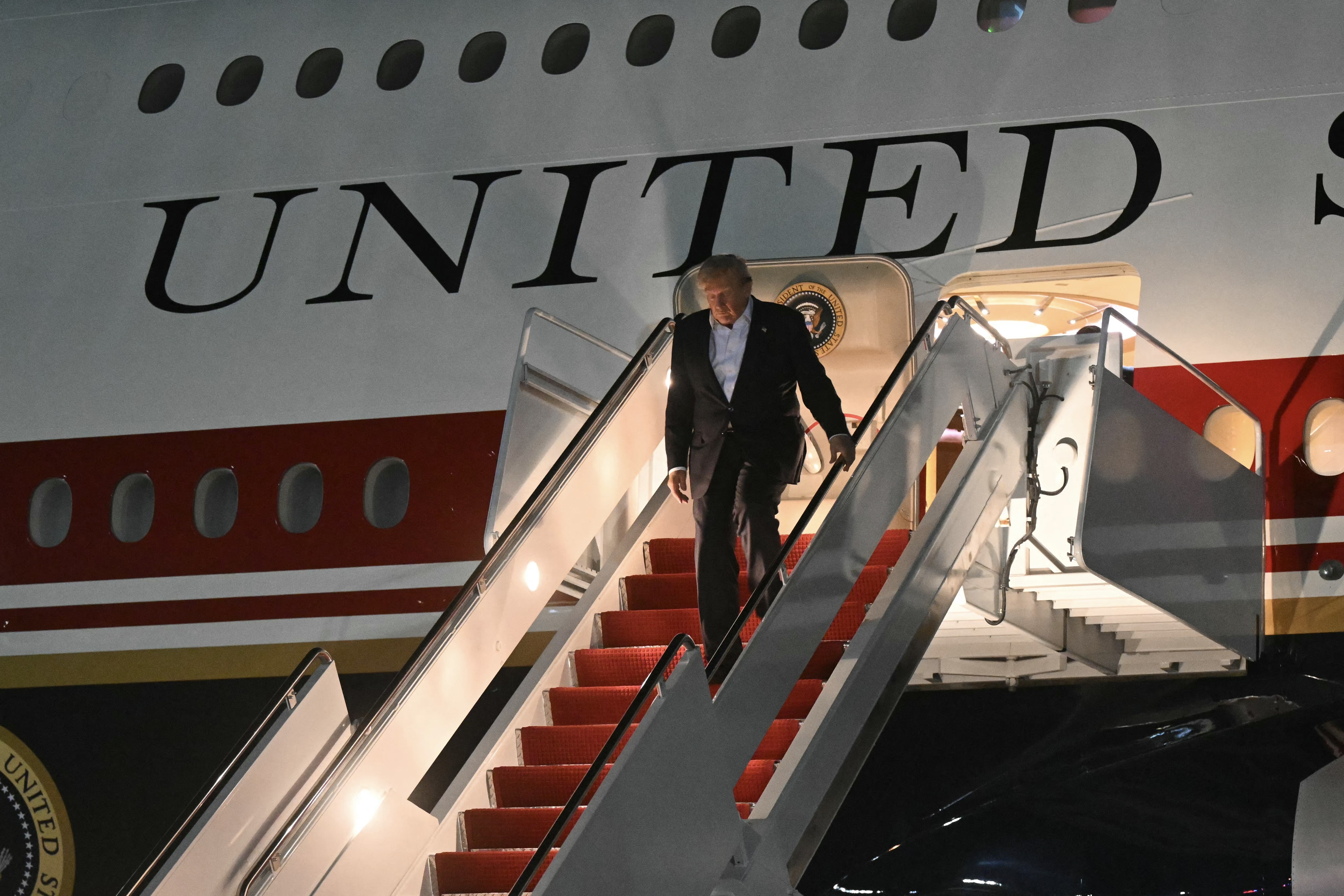 Por que Trump trocou de avião ao deixar cúpula na Turquia