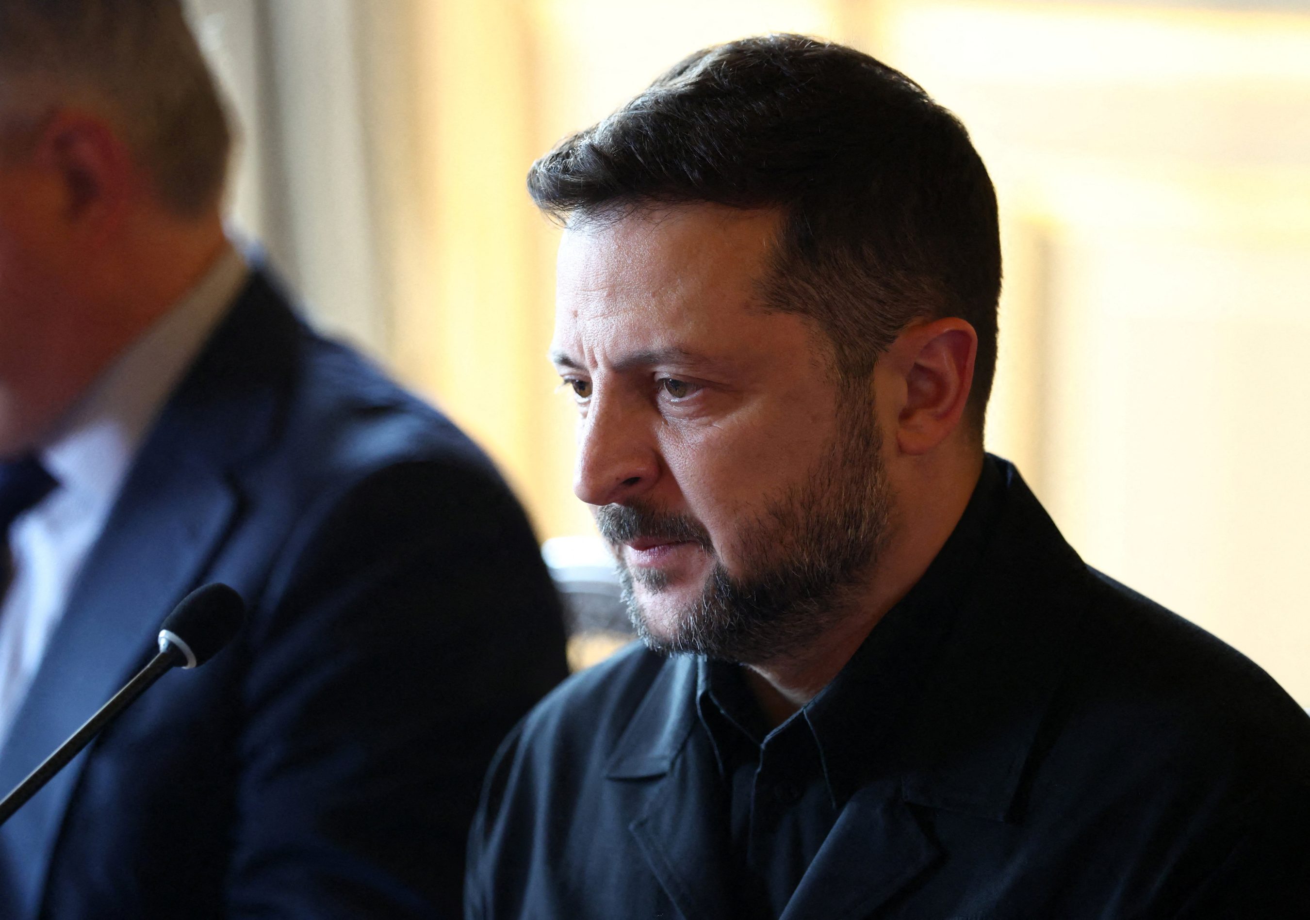 Está Zelensky sabotando a si mesmo com mudanças na cúpula da defesa?